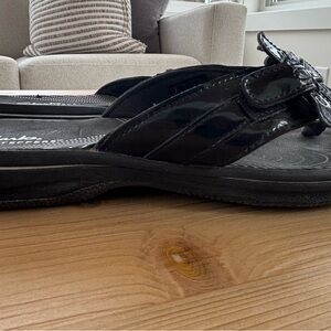 Women’s Clarks Cloud Steppers Black Flip Flops Size 9